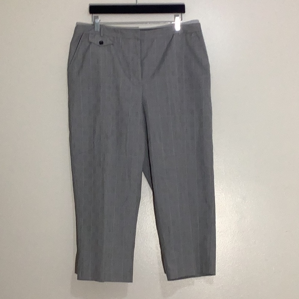 Harve Benard Women Gray Capri Pants